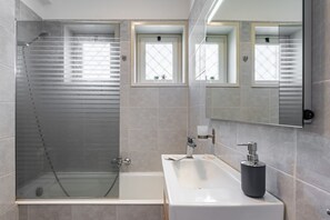 Ducha y bañera combinadas y secador de pelo
