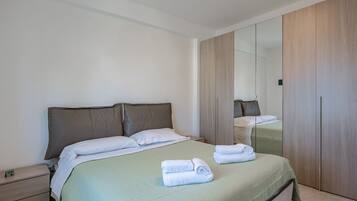 1 camera, ferro/asse da stiro, lenzuola