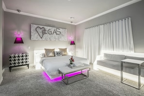 Experience the feeling of being free with high ceilings+lots of space to move. - WhyDoGuestsFilmHere? Experience Luxury Close 2 The Strip - 5 Miles. Sleeps 20! (Las Vegas)