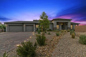 Exterior - WhyDoGuestsFilmHere? Experience Luxury Close 2 The Strip - 5 Miles. Sleeps 20! (Las Vegas)