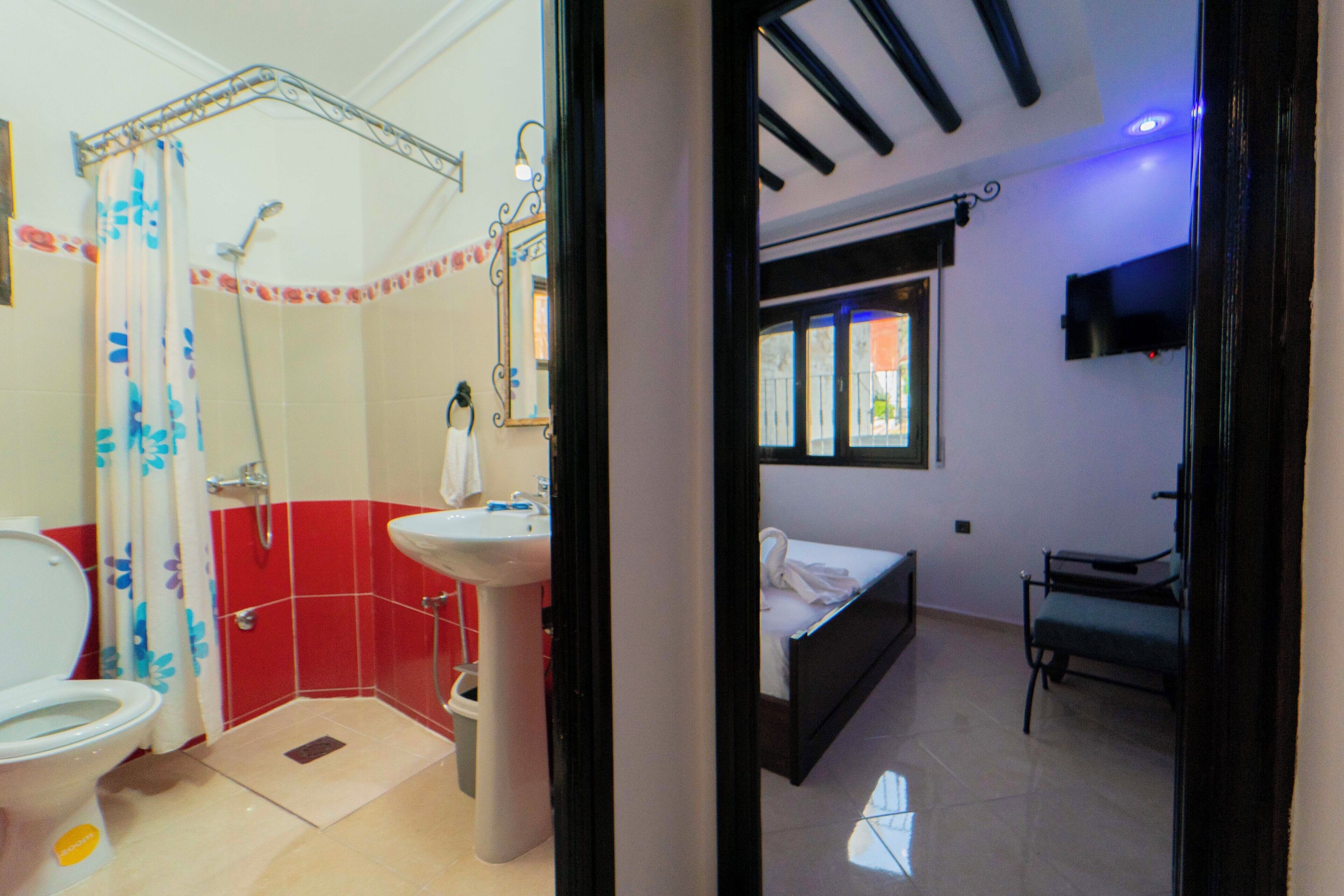 Un baño con ducha, inodoro y lavamanos.