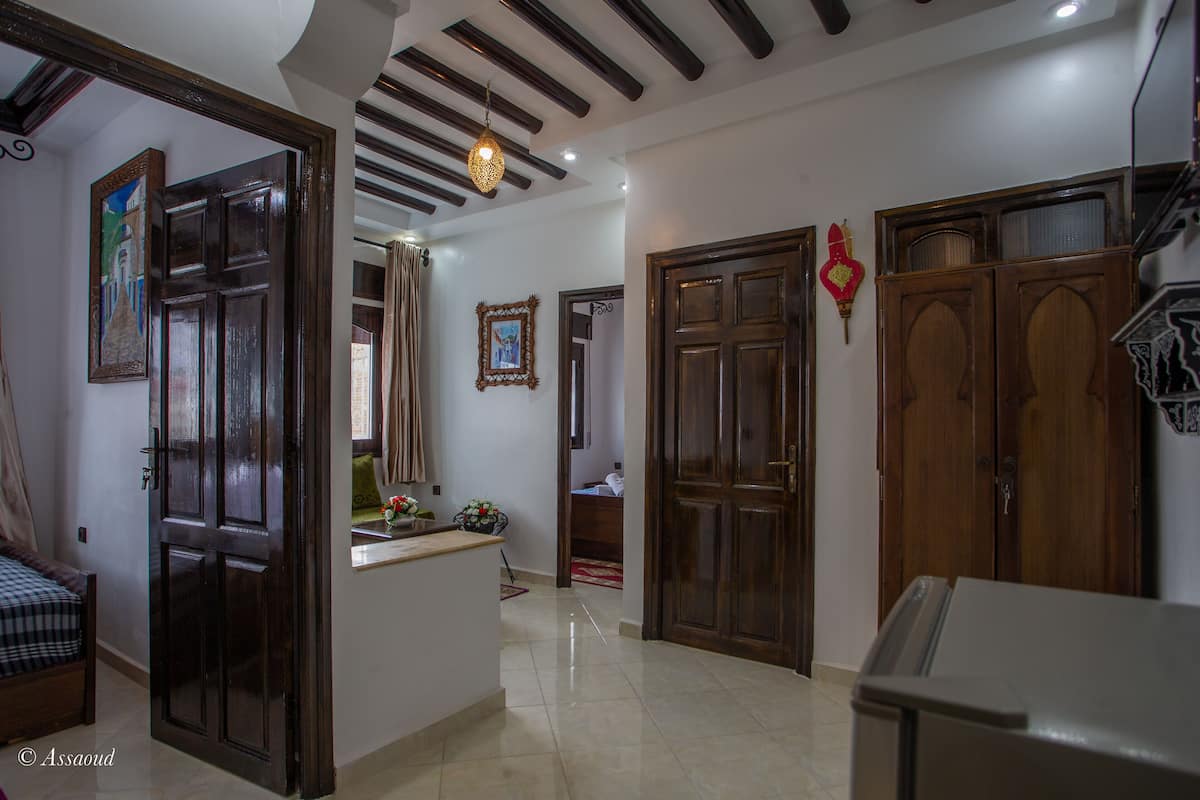 Family Room | Living room | 32-inch flat-screen TV with satellite channels, books