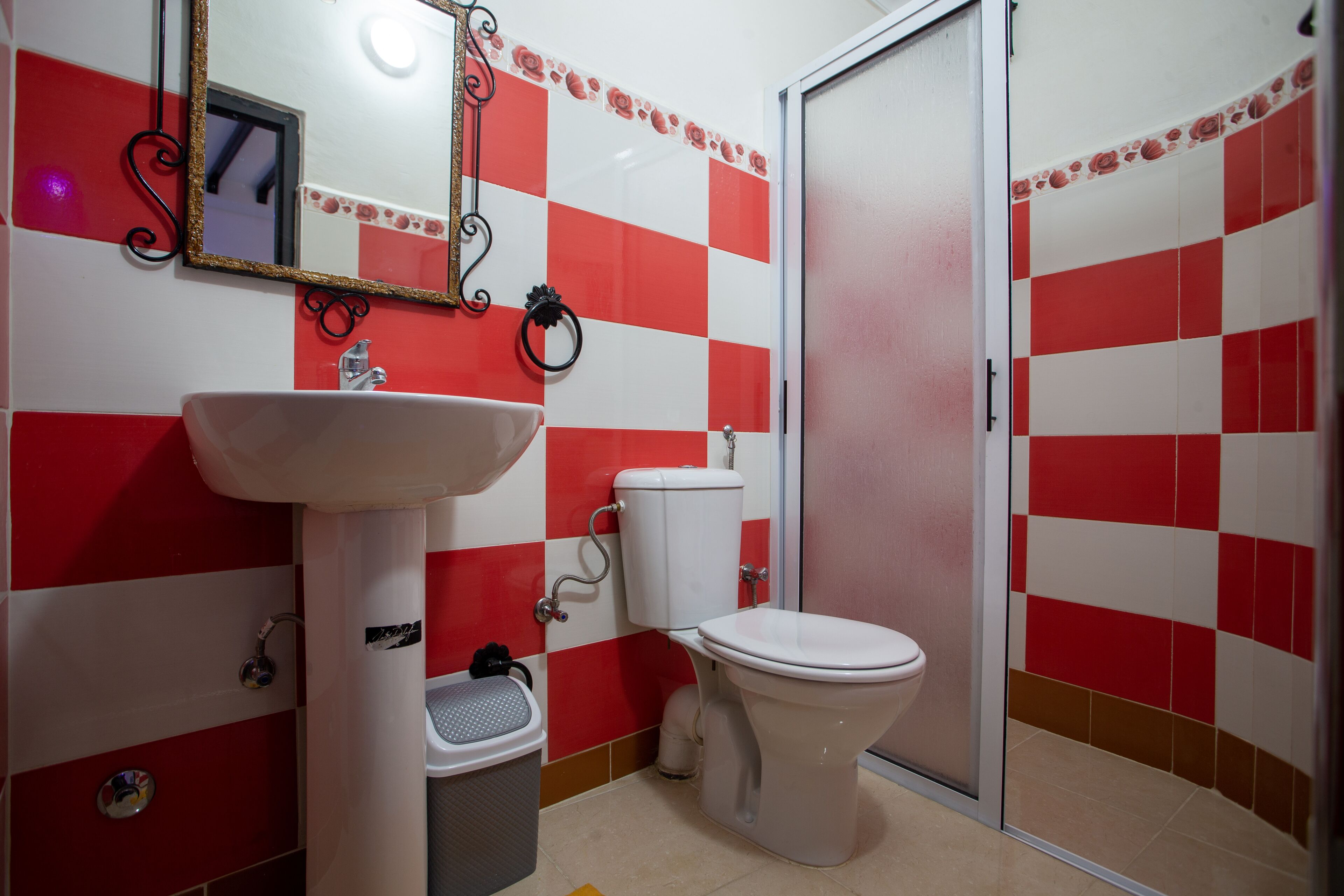 淋浴设施、大花洒淋浴喷头、吹风机、坐浴桶