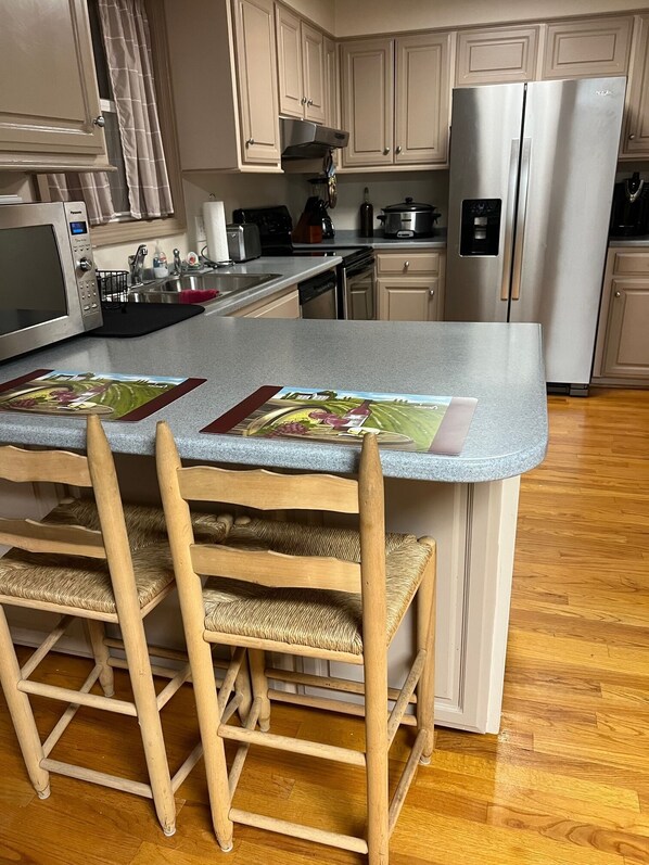 Kylskåp, mikrovågsugn, ugn och spishäll