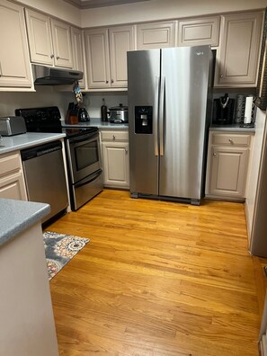 Kylskåp, mikrovågsugn, ugn och spishäll