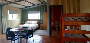 1 Schlafzimmer, Reisekinderbett, Bettwäsche