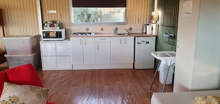 Kühlschrank, Mikrowelle, Wasserkocher, Toaster. Farmstay cabins in Western Australia, close to highway.