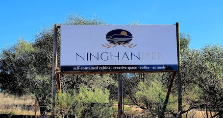 Unterkunftsgelände. Farmstay cabins in Western Australia, close to highway.