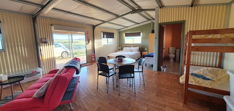 1 Schlafzimmer, Reisekinderbett, Bettwäsche. Farmstay cabins in Western Australia, close to highway.