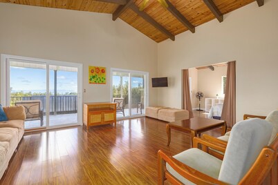 Large Home w/ 2 covered Pickleball Courts near Volcano National Park sleeps 16