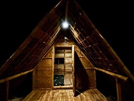 Una cabaña de madera con techo a dos aguas y una sola ventana.