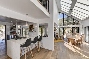 Microondas, horno, parrilla de estufa y lavavajillas 