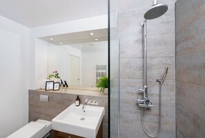 Shower, hair dryer, towels, soap - Location Trafalgar Square 1 Bedr/3 Beds sleeps 6 (Greater London)