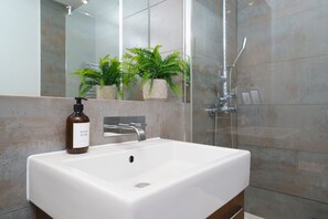 Dusche, Haartrockner, Handtücher, Seife
