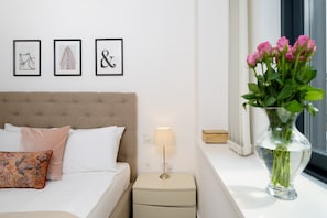 1 habitación, tabla de planchar con plancha y cuna de viaje