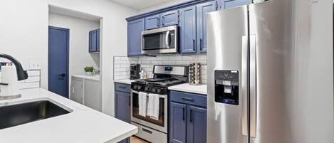 Frigorífico, microondas, horno y placa de cocina