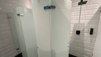 Badkamer met douche