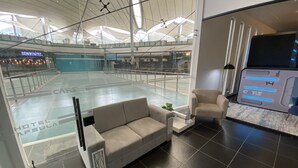 Lobby sitting area - Hotel Hostal Caps Mall (Bogotá)