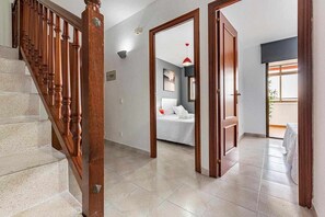 4 habitaciones, tabla de planchar con plancha y cuna de viaje 