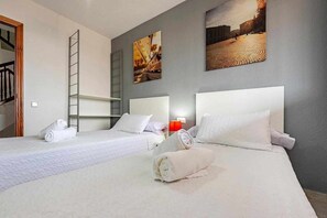4 habitaciones, tabla de planchar con plancha y cuna de viaje 
