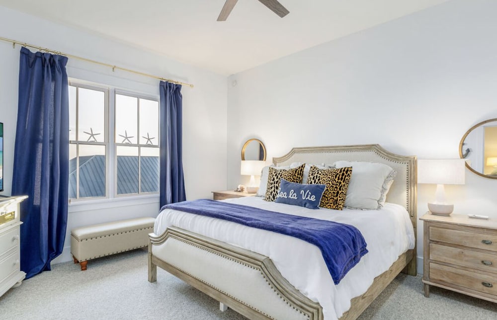 Relax at The Blue Lark RedFish Village Condo with Swimming Pool and AC