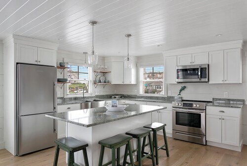 Waterfront Cottage ! On Skip's Dock, Jerusalem RI !