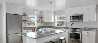 Waterfront Cottage ! On Skip's Dock, Jerusalem RI !