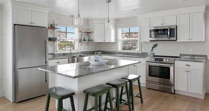 Waterfront Cottage ! On Skip's Dock, Jerusalem RI !