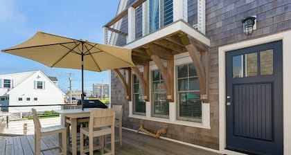 Waterfront Cottage ! On Skip's Dock, Jerusalem RI !