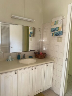 Douche, sèche-cheveux, serviettes fournies, savon