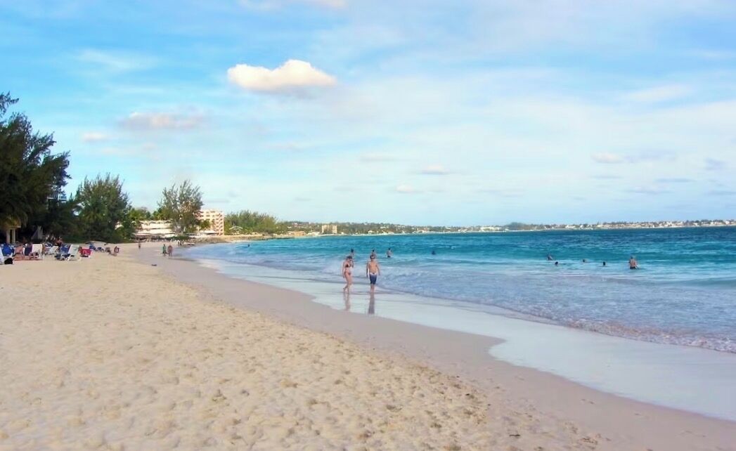 Playa en los alrededores, camastros y toallas de playa 