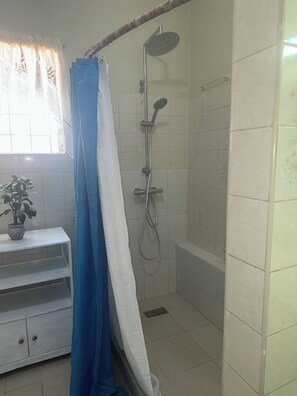 Douche, sèche-cheveux, serviettes fournies, savon