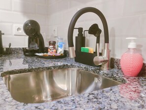 冷蔵庫、電子レンジ、コーヒー / ティーメーカー、トースター