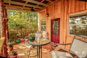 Terrace/patio - Relax & Rejuvenate at Romantic Enchanted Cottage (Flint)