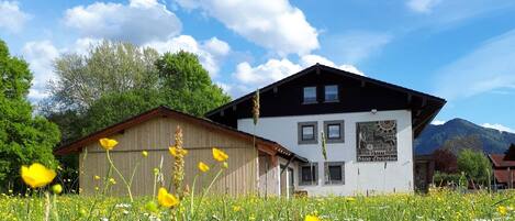 المنشأة من الخارج