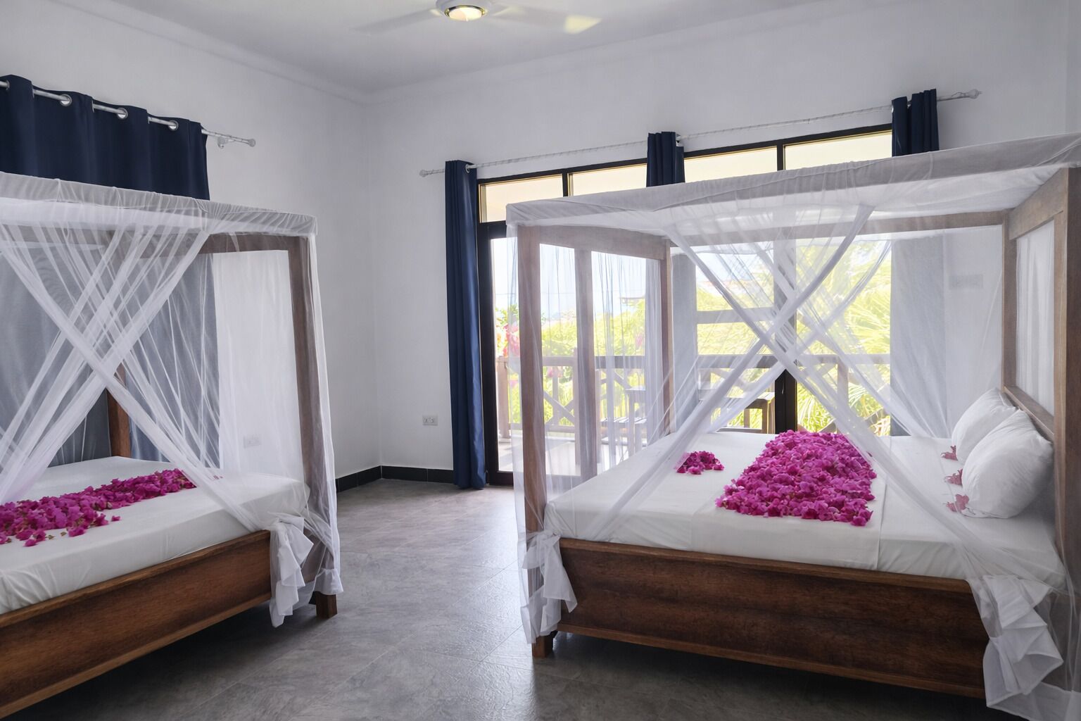 Deluxe Double- Sea View | 迷你吧、客房内保险箱、办公桌、笔记本电脑工作区