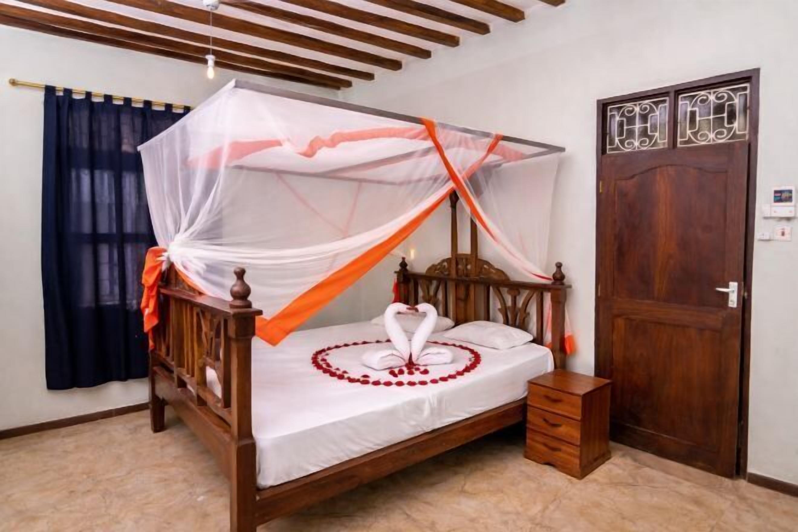 Minibar, coffres-forts dans les chambres, bureau