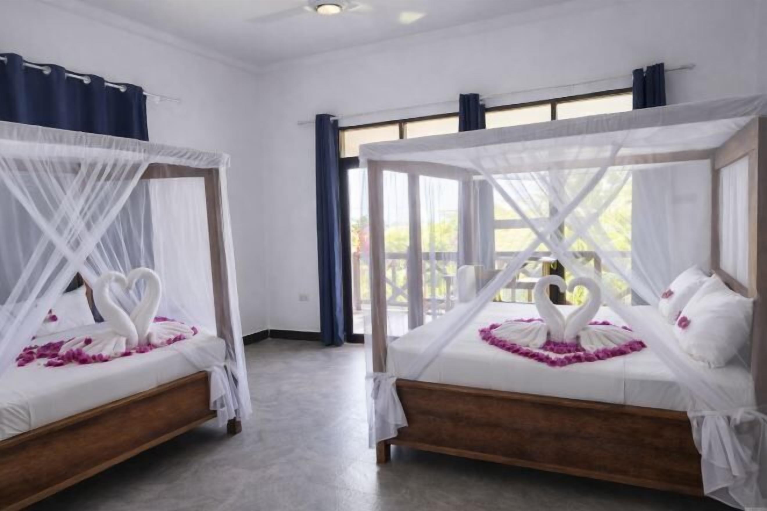 Minibar, coffres-forts dans les chambres, bureau