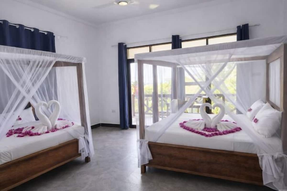 Minibar, coffres-forts dans les chambres, bureau