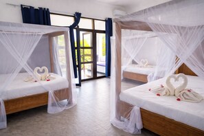 Habitació triple | Minibar, caixa forta a l'habitació i escriptori 