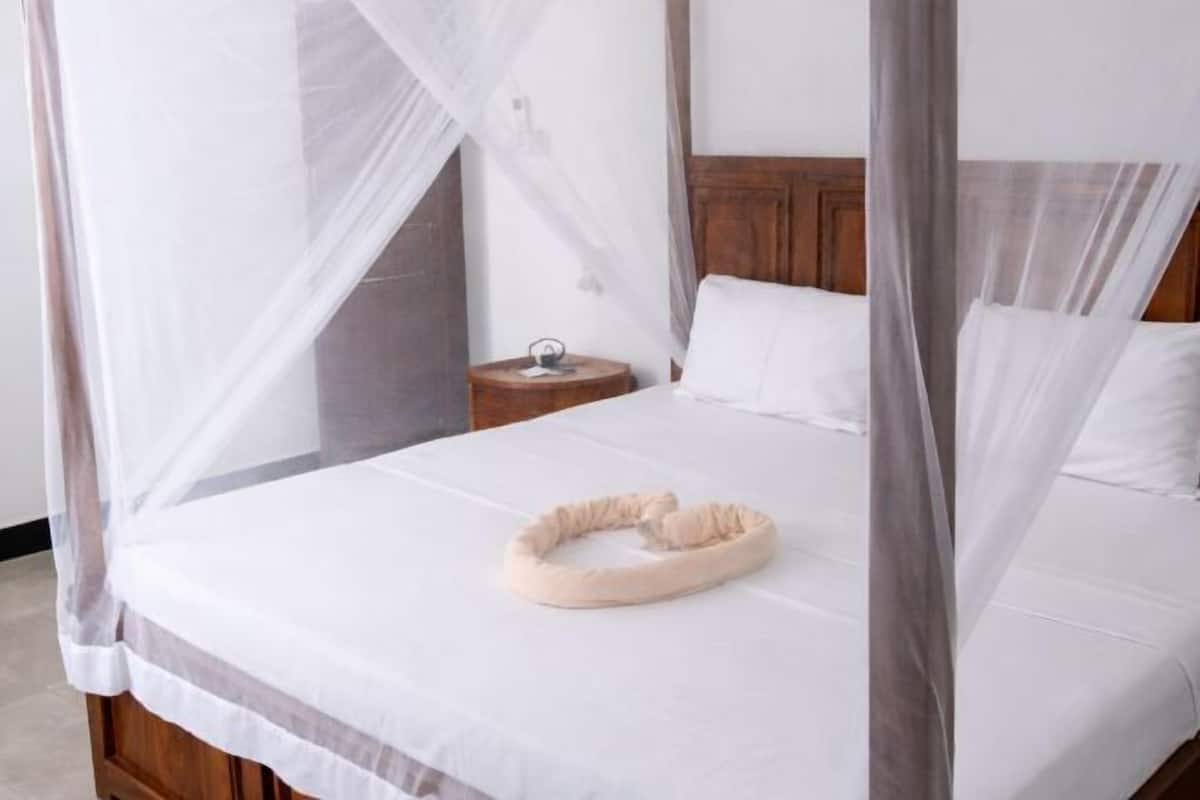 Minibar, coffres-forts dans les chambres, bureau