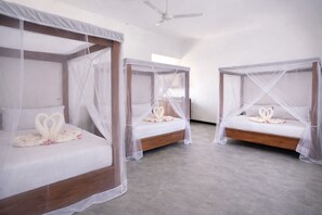 Triple Room - Garden View | 迷你吧、客房內保險箱、書桌、筆電工作空間