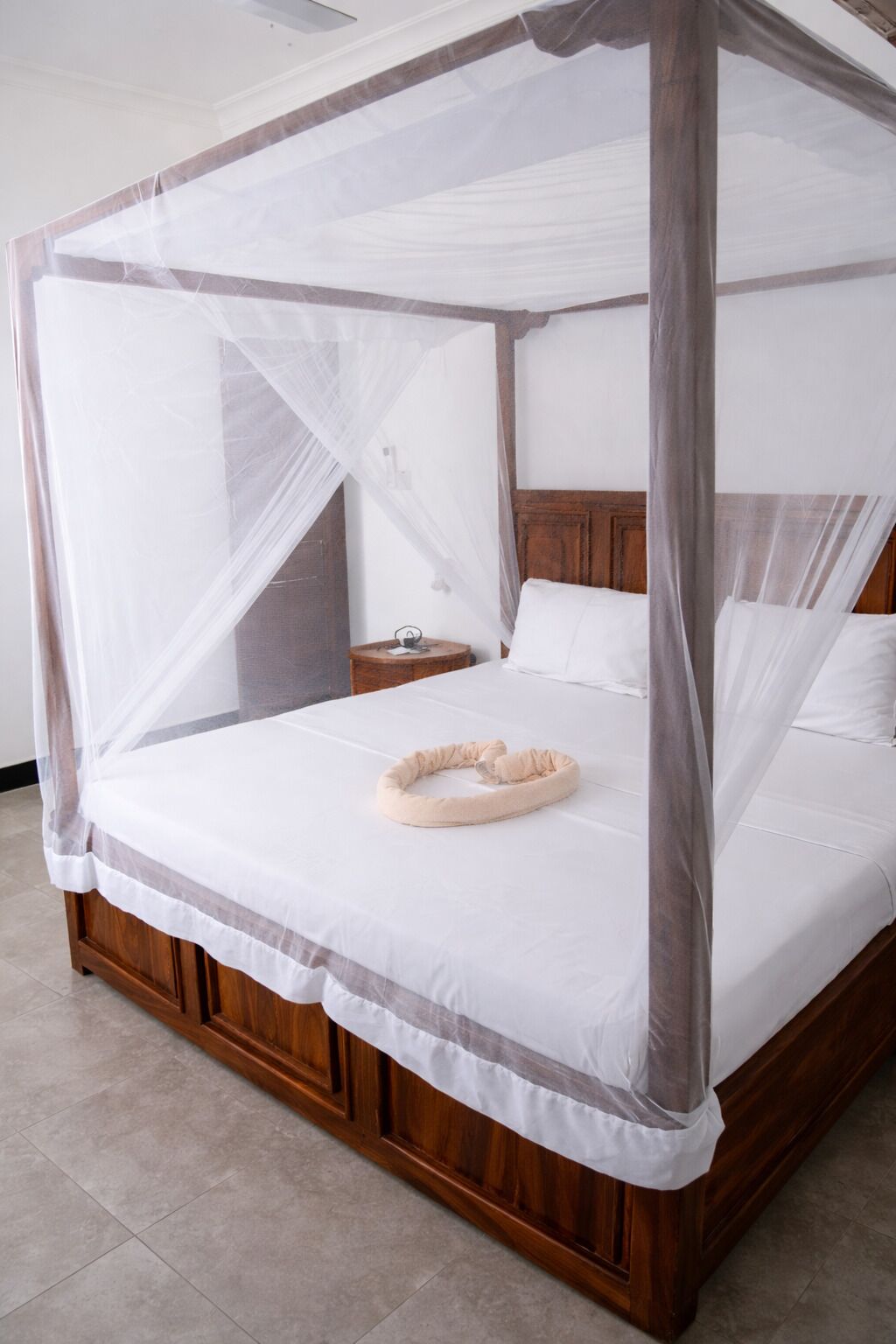 Minibar, caja de seguridad en la habitación y escritorio 