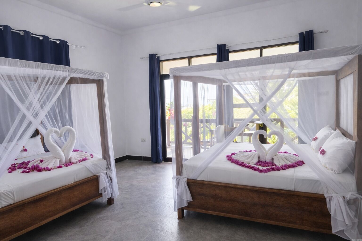 Deluxe Double- Sea View | Minibar, coffres-forts dans les chambres, bureau