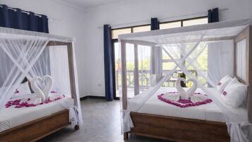 Deluxe Double- Sea View | Minibar, coffres-forts dans les chambres, bureau