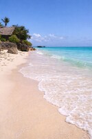 Una playa cerca, arena blanca