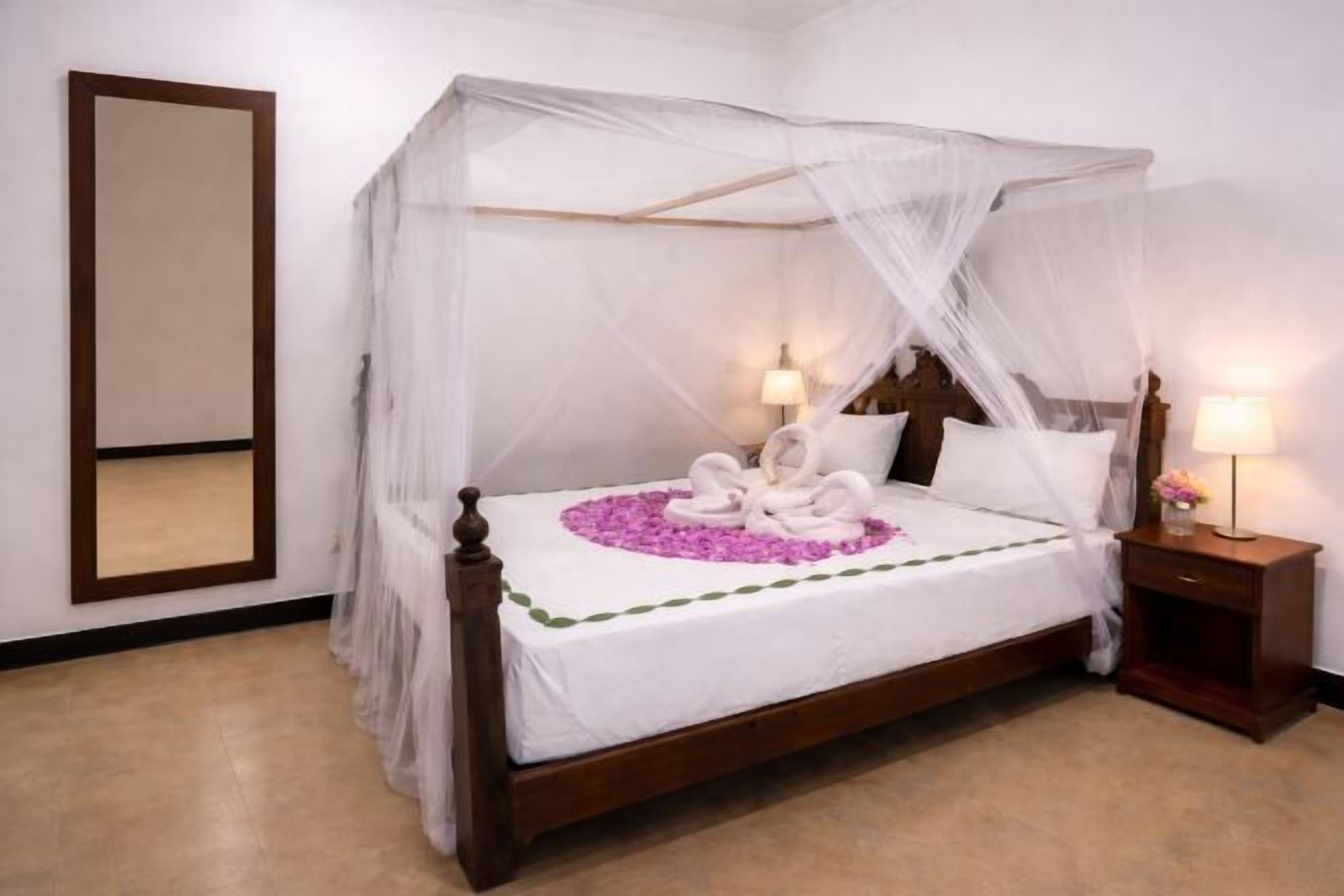 Minibar, coffres-forts dans les chambres, bureau