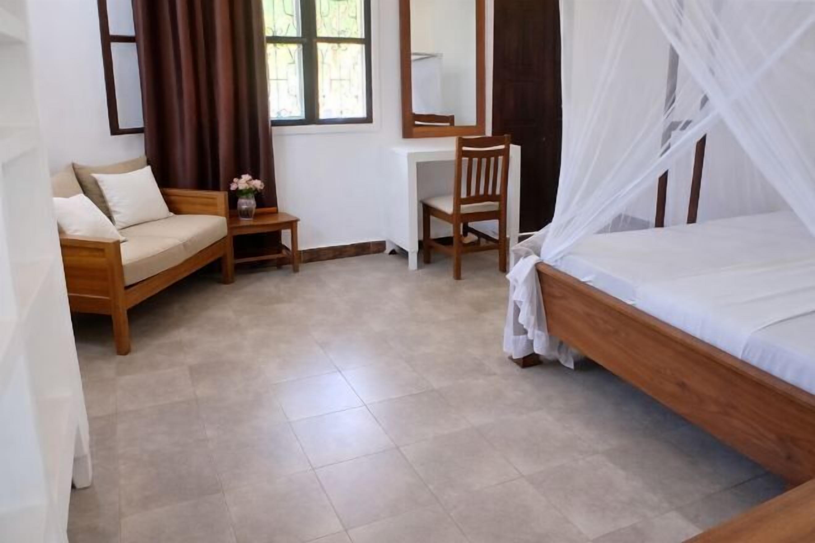 Minibar, coffres-forts dans les chambres, bureau