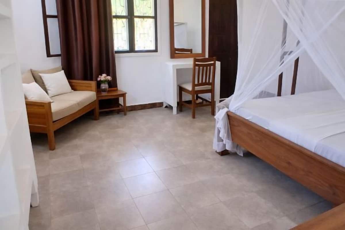 Minibar, coffres-forts dans les chambres, bureau