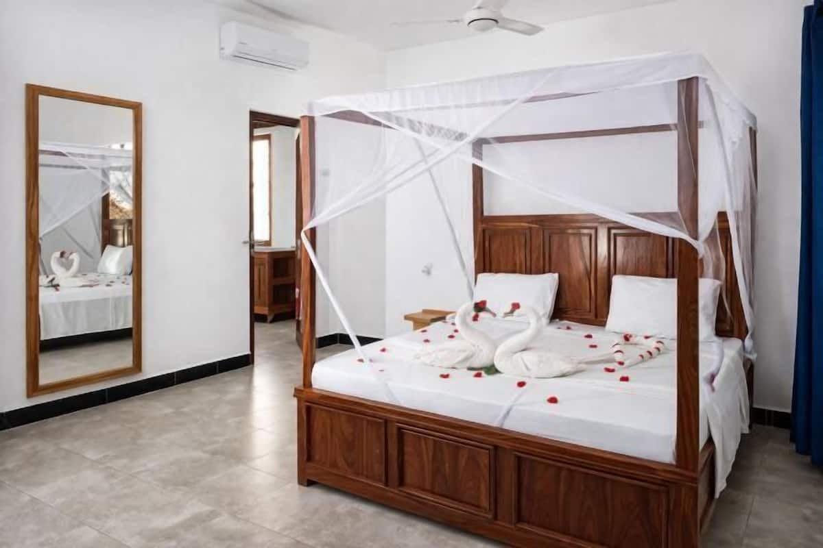 Minibar, coffres-forts dans les chambres, bureau